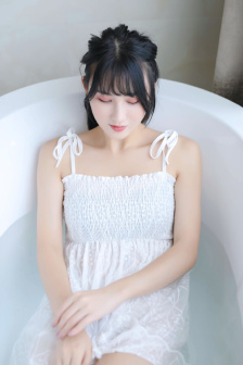 野外吮她的花蒂两男一女